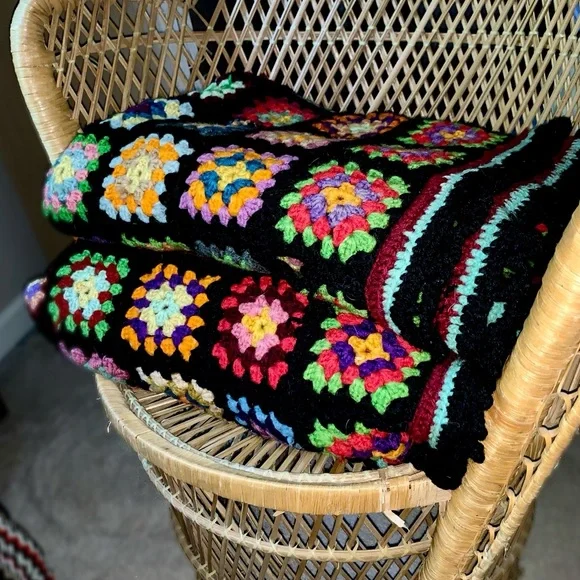 v i n t a g e :: Large Granny Square Crochet Blanket Throw Afghan - Picture 4 of 15